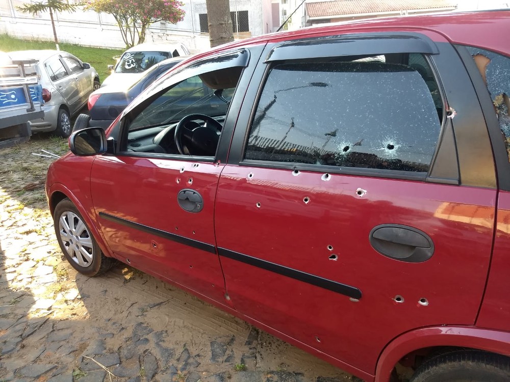 De acordo com a Polícia Civil, cerca de 50 tiros foram disparados contra o carro da família. — Foto: André Salamucha/RPC.