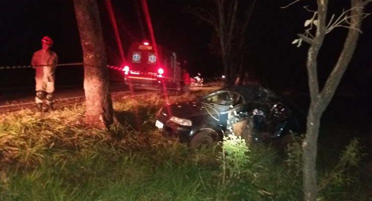 Idoso morre após capotar carro em rodovia de MS. — Foto: Corpo de Bombeiros/Divulgação.