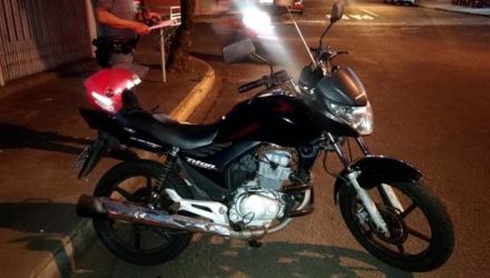 Motocicleta de aluguel não chegou a sofrer prejuízo quando do atropelamento da adolescente de 13 anos. Foto: DIVULGAÇÃO