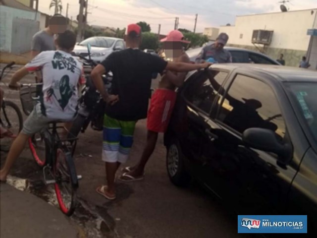 Curiosos observam motocicleta pilotada pela vítima após acidente. Foto: DIVULGAÇÃO