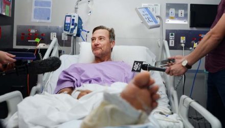 Neil Parker, 54, australiano que rastejou durante dois dias depois de quebrar a perna em um parque florestal — Foto: Divulgação Princess Alexandra Hospital Media And Communications/AFP.