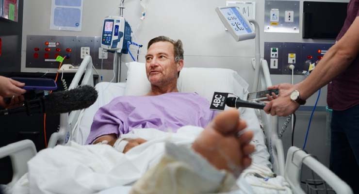 Neil Parker, 54, australiano que rastejou durante dois dias depois de quebrar a perna em um parque florestal — Foto: Divulgação Princess Alexandra Hospital Media And Communications/AFP.