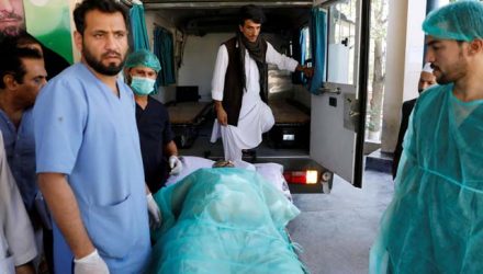 Homem ferido em Cabul é levado para uma ambulância em setembro de 2019 — Foto: Mohammad Ismail/Reuters.