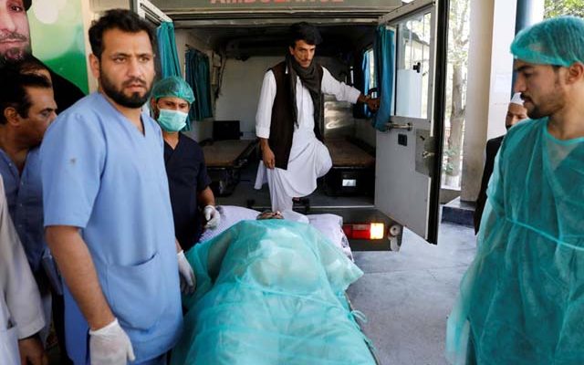 Homem ferido em Cabul é levado para uma ambulância em setembro de 2019 — Foto: Mohammad Ismail/Reuters.