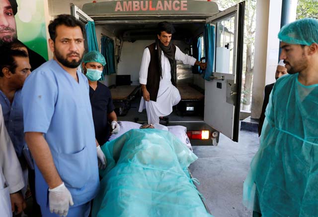 Homem ferido em Cabul é levado para uma ambulância em setembro de 2019 — Foto: Mohammad Ismail/Reuters.