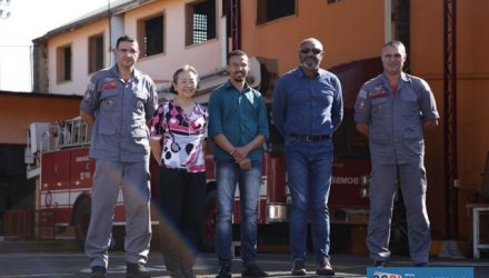 Tamiko com o comandante do 2º SGB, o capitão PM Walter Cruz de Oliveira. Governo de Andradina vai comprar camionete que será utilizada em ocorrências de salvamento em geral. Foto: Secom/Prefeitura