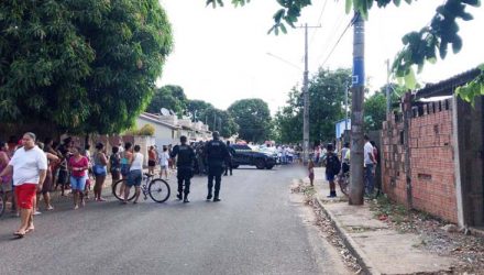 As capsulas encontradas no local são de uma pistola 9 milímetros e a perícia foi acionada — Foto: Cristina Mayumi/TV Morena.