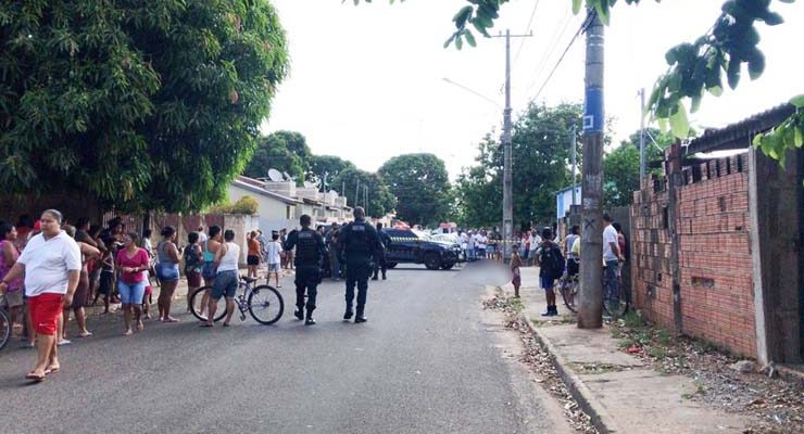 As capsulas encontradas no local são de uma pistola 9 milímetros e a perícia foi acionada — Foto: Cristina Mayumi/TV Morena.