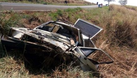 Carro em que vítimas estavam ficou completamente destruído em Novo Horizonte — Foto: Kall Rigamonti/Amizade FM