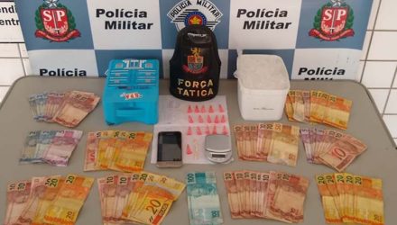 Homem é preso suspeito de tráfico de drogas em bairro de Tatuí — Foto: Divulgação/Policia Militar.