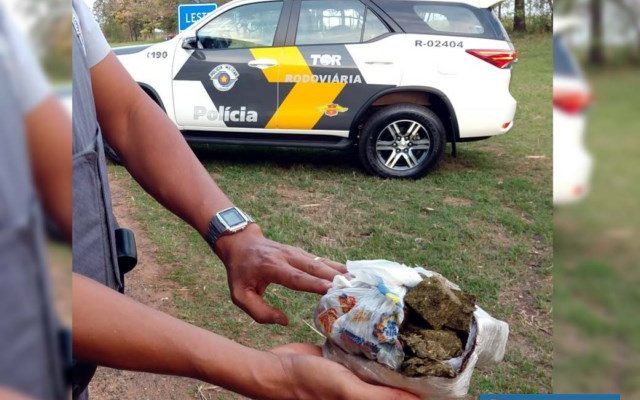 Foi apreendido um pacote contendo 250 gramas de maconha, que estava escondido na cueca do acusado. Foto: DIVULGAÇÃO/PMRv