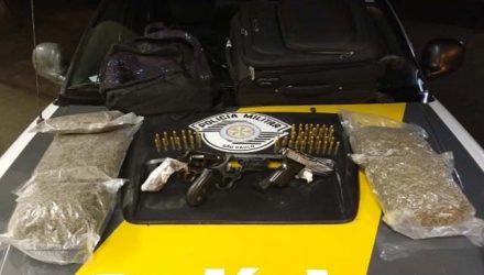 Foram pareendidos três quilos de skank, um revólver de calibre 38, duas pistolas e mais 50 munições. Foto: Polícia Rodoviária