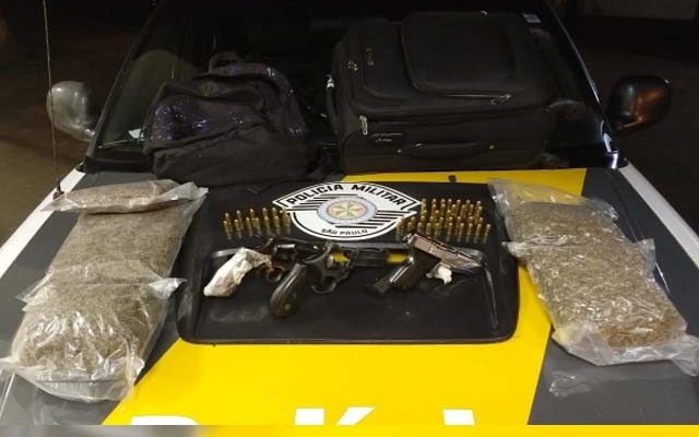 Foram pareendidos três quilos de skank, um revólver de calibre 38, duas pistolas e mais 50 munições. Foto: Polícia Rodoviária