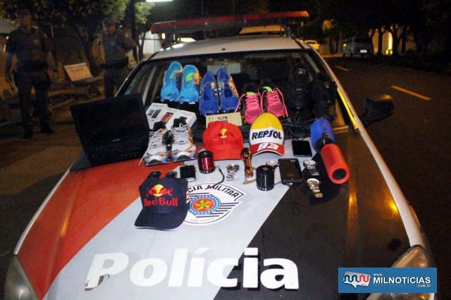 Diversos produtos levados da Ponto Cell pelo acusado e seu comparsa, foram recuperados pela PM de Murutinga do Sul. Foto: MANOEL MESSIAS/Agência