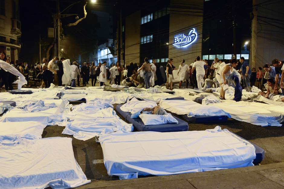 Camas hospitalares chegaram a ser montadas no meio da rua. Foto: Celso Pupo / Foto Arena / Estadão Conteúdo