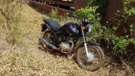 Motocicleta foi abandonada ainda com o motor quente e com danos, como no miolo da ignição e retentor da bengala danificados, vazando combustível. Foto: DIVULGAÇÃO