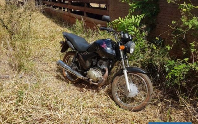 Motocicleta foi abandonada ainda com o motor quente e com danos, como no miolo da ignição e retentor da bengala danificados, vazando combustível. Foto: DIVULGAÇÃO