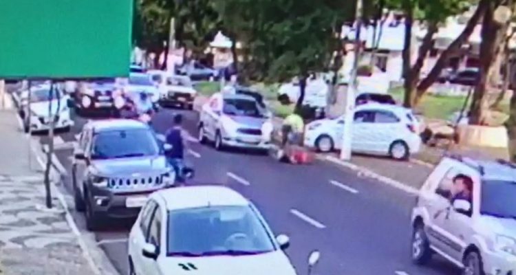 Homem agrediu a mulher no meio da rua, durante o dia, em Marília — Foto: Imagens cedidas / Polícia Civil.