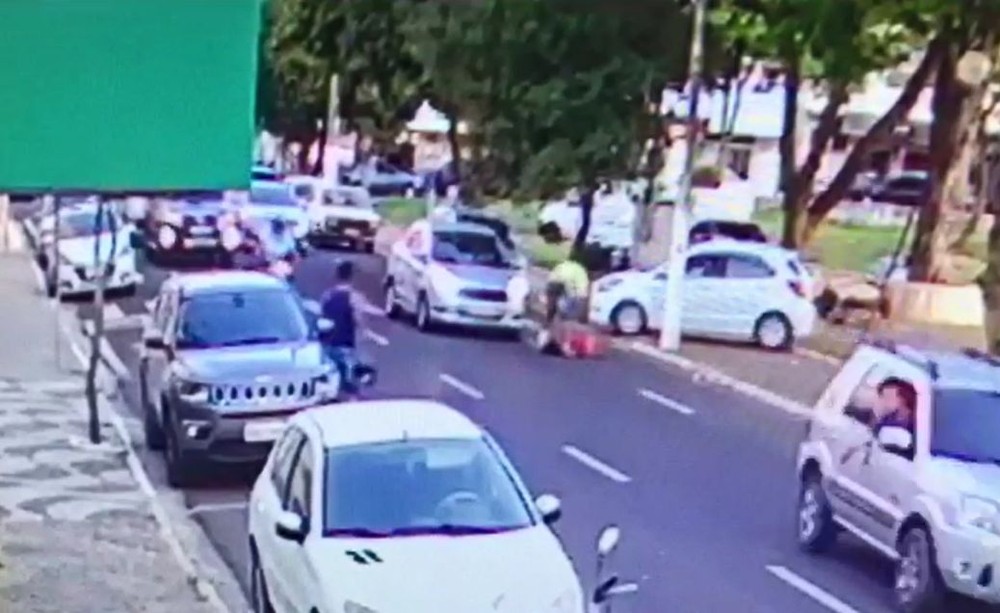 Homem agrediu a mulher no meio da rua, durante o dia, em Marília — Foto: Imagens cedidas / Polícia Civil.