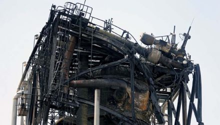 Instalação de petróleo da gigante petroleira Aramco ficou danificada em ataque em Khurais, na Arábia Saudita — Foto: Hamad l Mohammed/ Reuters.