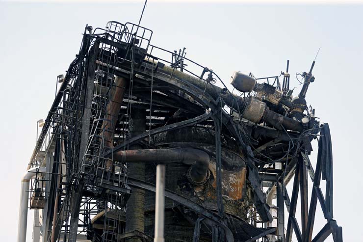 Instalação de petróleo da gigante petroleira Aramco ficou danificada em ataque em Khurais, na Arábia Saudita — Foto: Hamad l Mohammed/ Reuters.