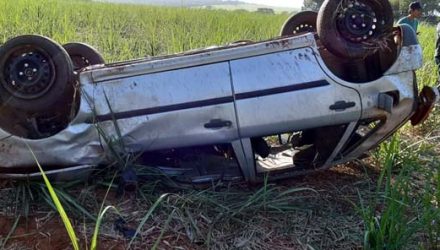 Carro capotou na Rodovia Cândido Poloni, em Poloni — Foto: Arquivo pessoal