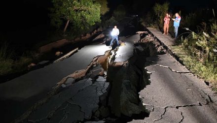 Cinegrafista registra estrago em estrada após um terremoto nos arredores de Mirpur, no Paquistão, nesta terça-feira (24) — Foto: Aamir Qureshi / AFP.