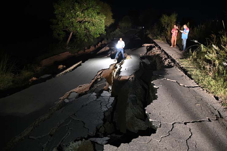 Cinegrafista registra estrago em estrada após um terremoto nos arredores de Mirpur, no Paquistão, nesta terça-feira (24) — Foto: Aamir Qureshi / AFP.
