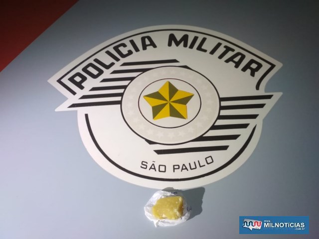 Foi apreendida com o menor infrator uma pedra bruta de crack pesando 5 gramas. Foto: DIVULGAÇÃO/PM