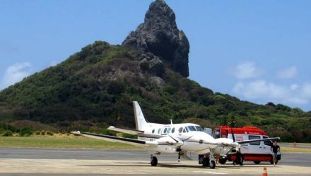 O avião de salvamento, conhecido como 'salvaero', fez o resgate do paciente na ilha — Foto: Ana Clara Marinho/TV Globo.