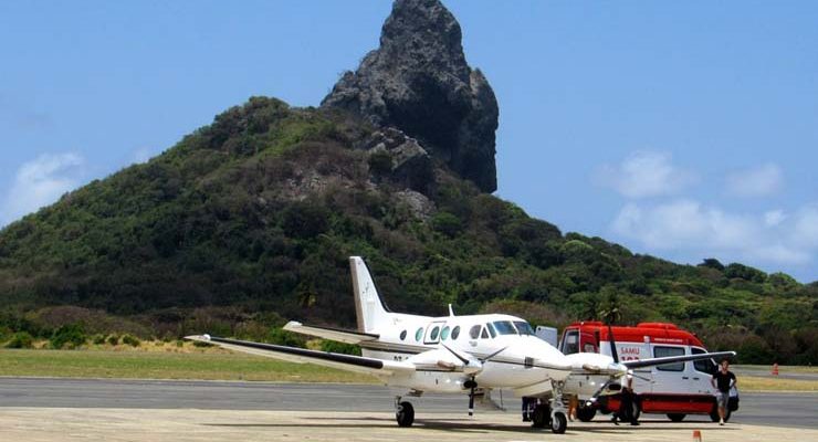 O avião de salvamento, conhecido como 'salvaero', fez o resgate do paciente na ilha — Foto: Ana Clara Marinho/TV Globo.