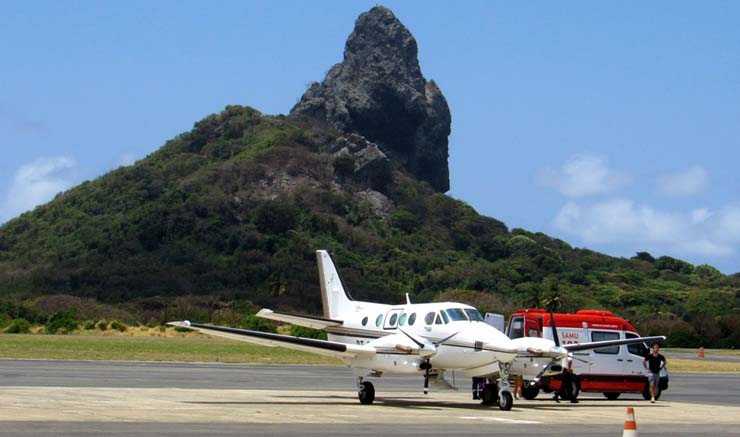 O avião de salvamento, conhecido como 'salvaero', fez o resgate do paciente na ilha — Foto: Ana Clara Marinho/TV Globo.