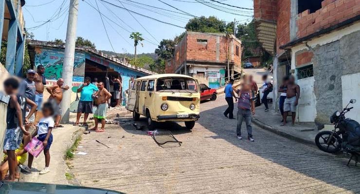 Acidente com van, kombi e carro deixou feridos no Andaraí — Foto: Reprodução/Redes Sociais.