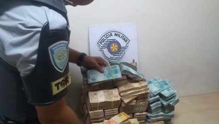 Dinheiro apreendido com caminhoneiro em Porangaba é da venda de cigarros contrabandeados — Foto: Polícia Rodoviária/Divulgação.