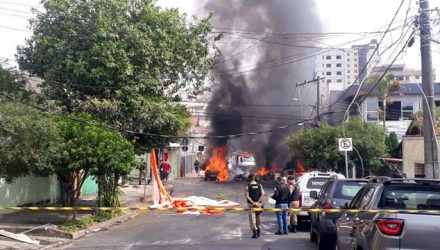 Aeronave de pequeno porte caiu no bairro Caiçara, em BH — Foto: Herbert Cabral/TV Globo