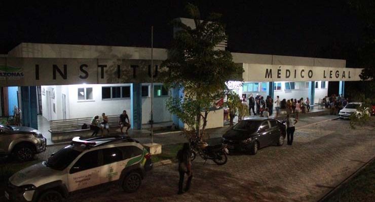 Familiares aguardam liberação de corpos no IML, em Manaus — Foto: Rickardo Marques/G1 AM.