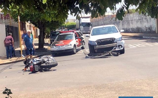 Acidente aconteceu no cruzamento das ruas Rodrigues Alves com José Bonifácio, ao lado da escola Teodoro (ao fundo), centro. Foto: DIVULGAÇÃO