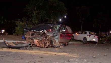 A frente dos dois carros ficaram destruídas — Foto: TVCA/Reprodução.