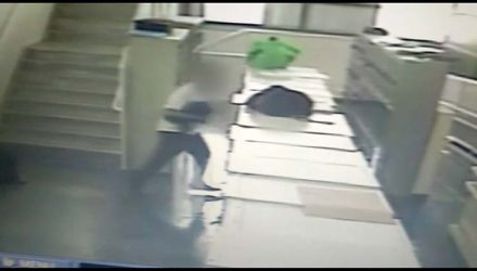Imagens de câmera de segurança mostram aluno fugindo após esfaquear colega — Foto: TV Globo/reprodução.