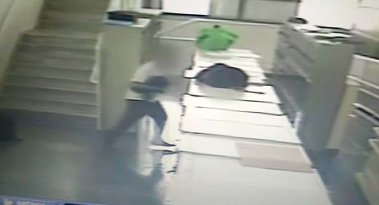 Imagens de câmera de segurança mostram aluno fugindo após esfaquear colega — Foto: TV Globo/reprodução.