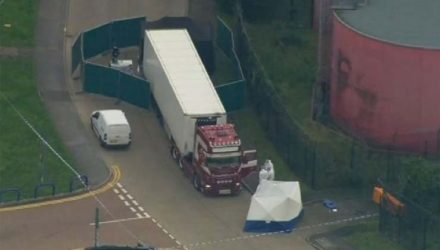 Caminhão com corpos foi encontrado no Reino Unido, nesta quarta-feira (23) — Foto: A P.
