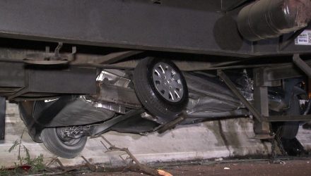 Caminhão esmagou veículo na Marginal Tietê na noite desta quarta-feira (23) — Foto: Reprodução/TV Globo.