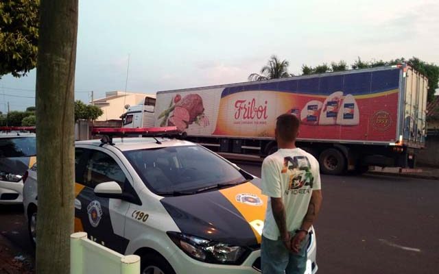 Homem foi preso pela polícia e a carga recuperada — Foto: Divulgação/Polícia