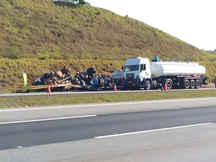 Acidente envolvendo caminhão tanque interdita trecho da Ayrton Senna — Foto: Alessandro Batata/TV Diário.