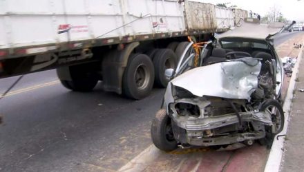 Carro envolvido no acidente da Avenida Assis Ribeiro ainda estava na via na manhã desta sexta-feira (25) — Foto: Reprodução/TV Globo.