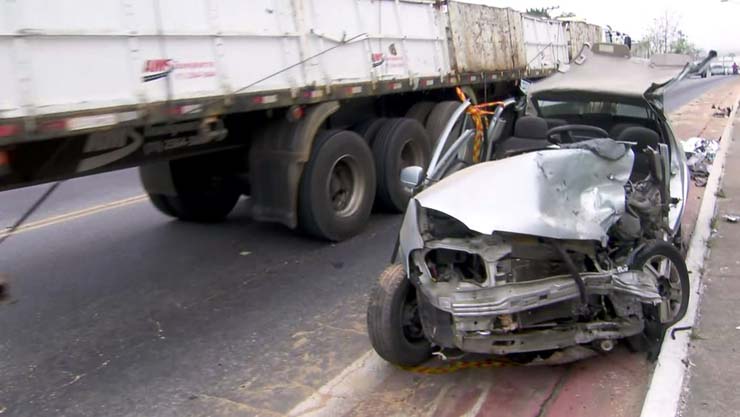 Carro envolvido no acidente da Avenida Assis Ribeiro ainda estava na via na manhã desta sexta-feira (25) — Foto: Reprodução/TV Globo.