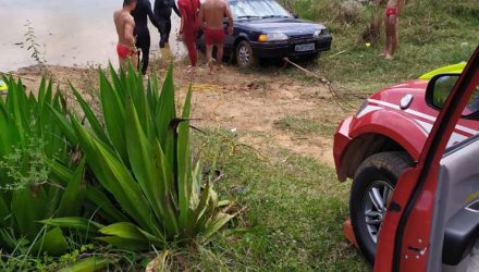 Homem morre após carro cair na represa do Pinheirinho, em Salesópolis — Foto: Divulgação/Polícia Militar.