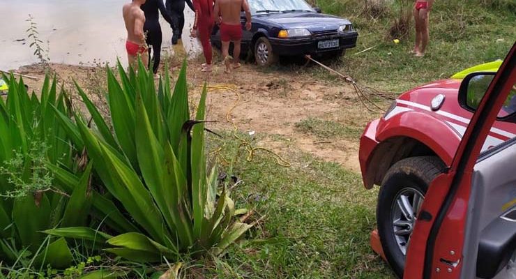 Homem morre após carro cair na represa do Pinheirinho, em Salesópolis — Foto: Divulgação/Polícia Militar.