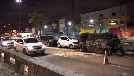 Carro de luxo atingiu outros dois carros, além de moto — Foto: Reprodução/TV Globo.