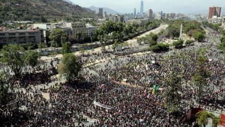 Manifestantes ocupam a Praça Baquedano, em Santiago, no Chile, nesta segunda-feira (21) — Foto: Ivan Alvarado/Reuters